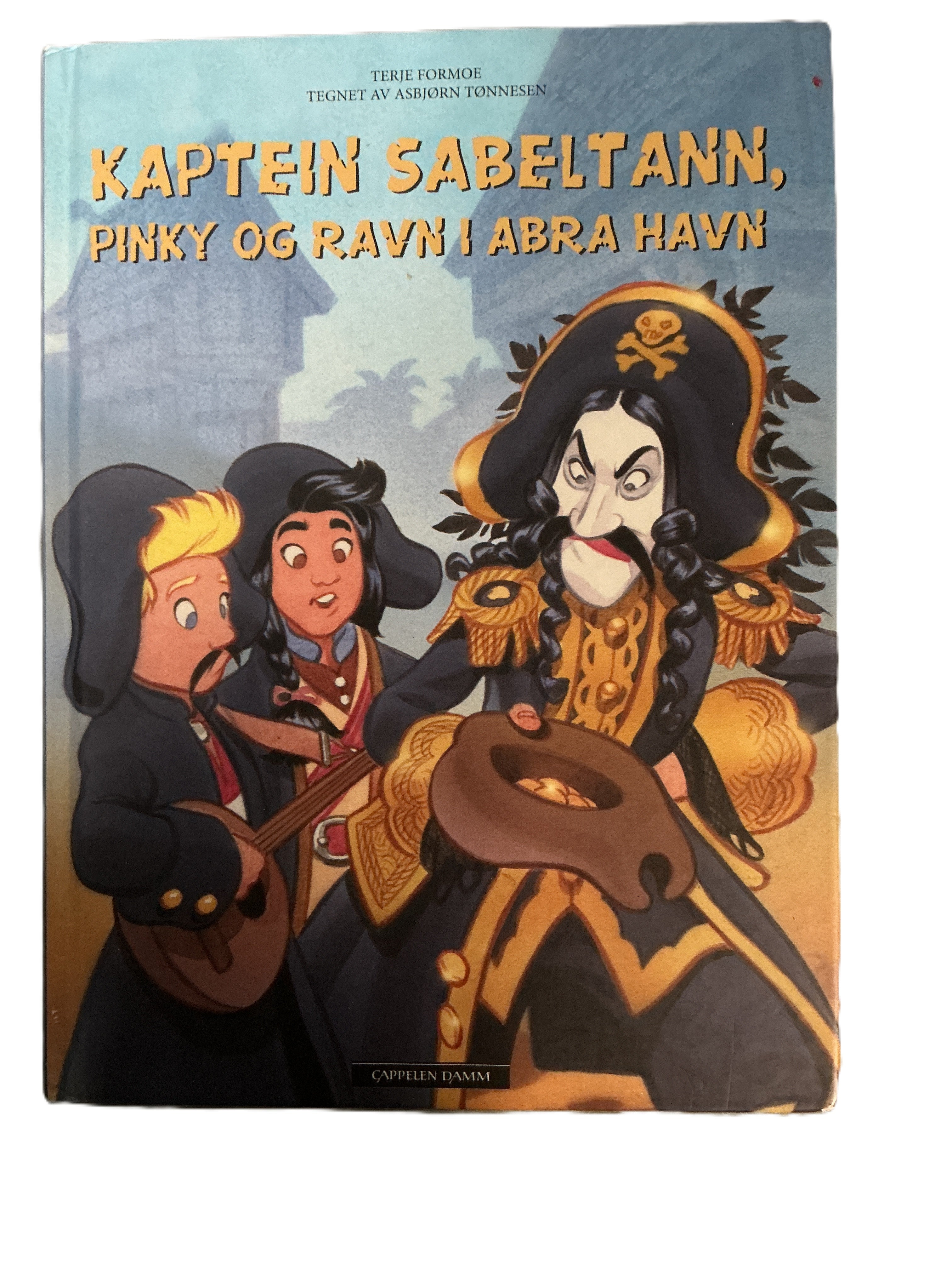 Terje Formoe. 2003. Kaptein Sabeltann, Pinky og Ravn i Abra Havn. Bok.