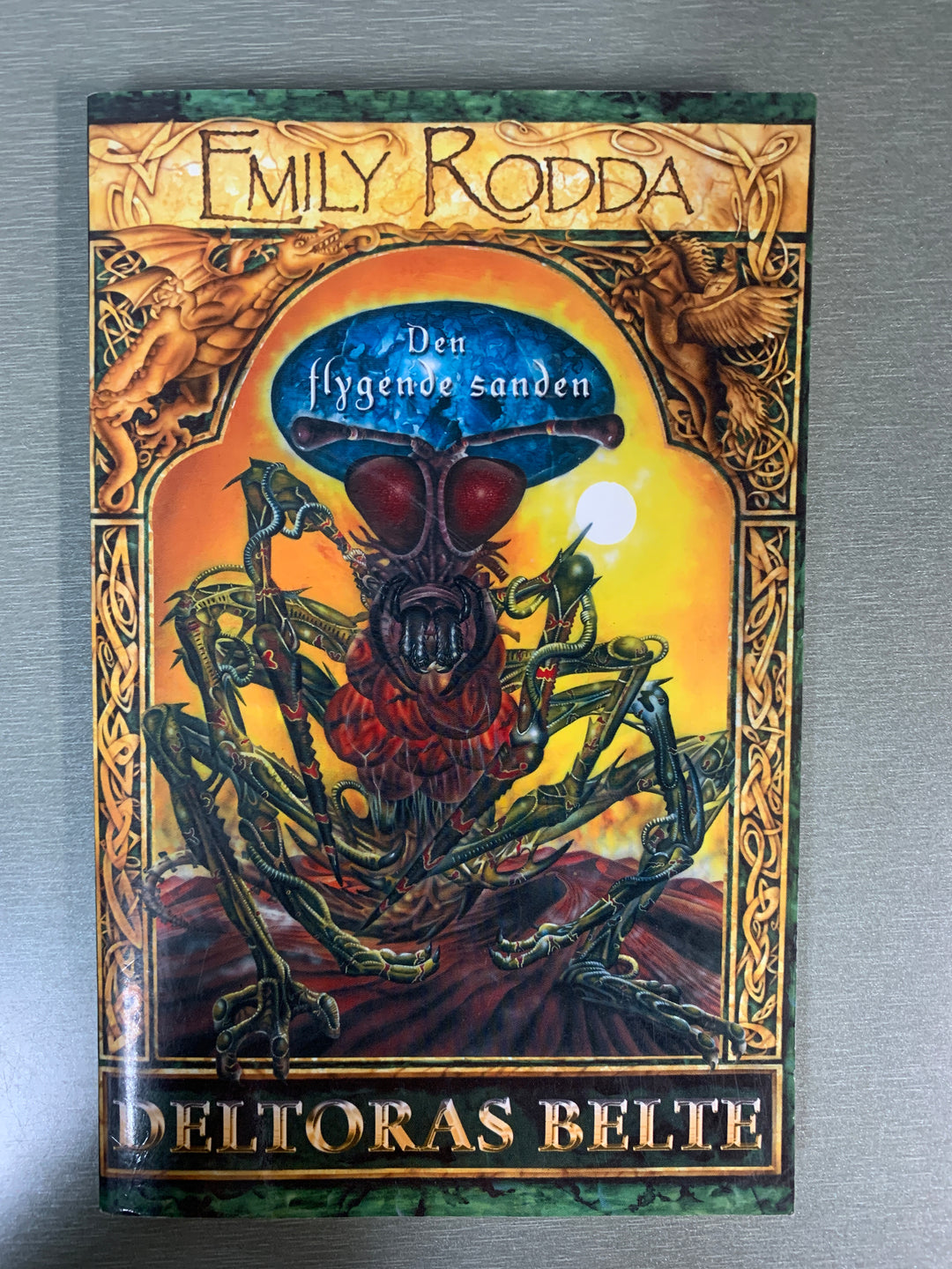 Emily Rodda. Deltoras Belte: Den flygende sanden. Bok.