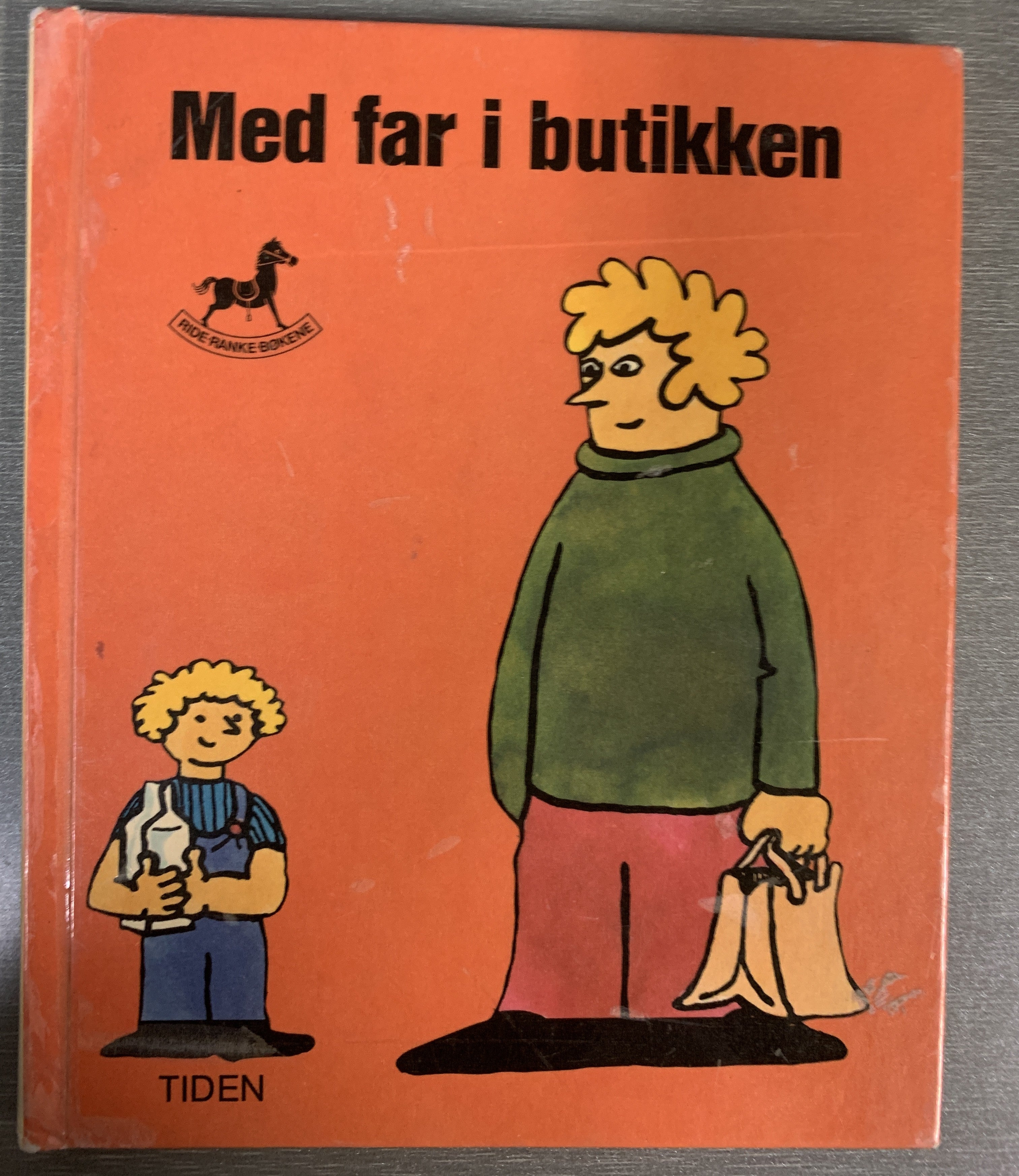 Med far i butikken. Bok.