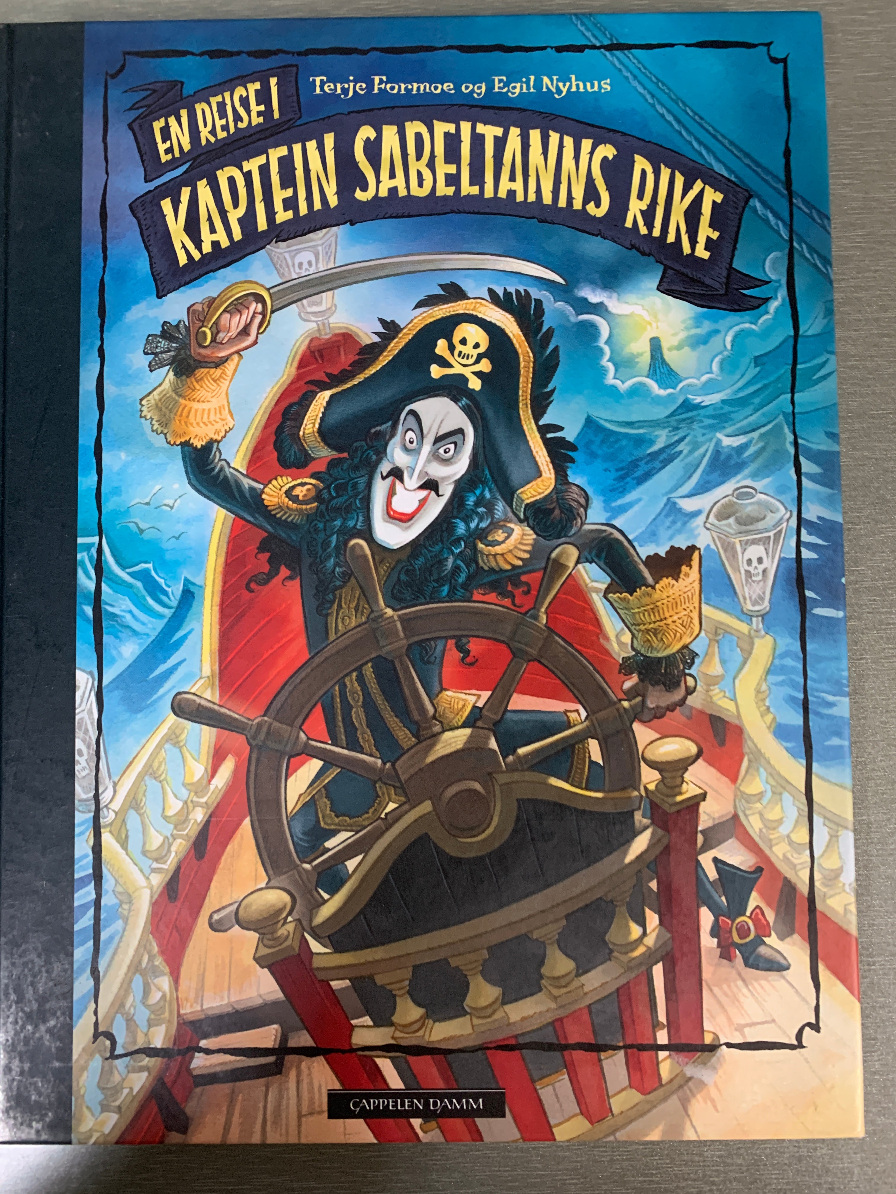 Terje Formoe og Egil Nyhus. En reise i Kaptein Sabeltanns rike. Bok.