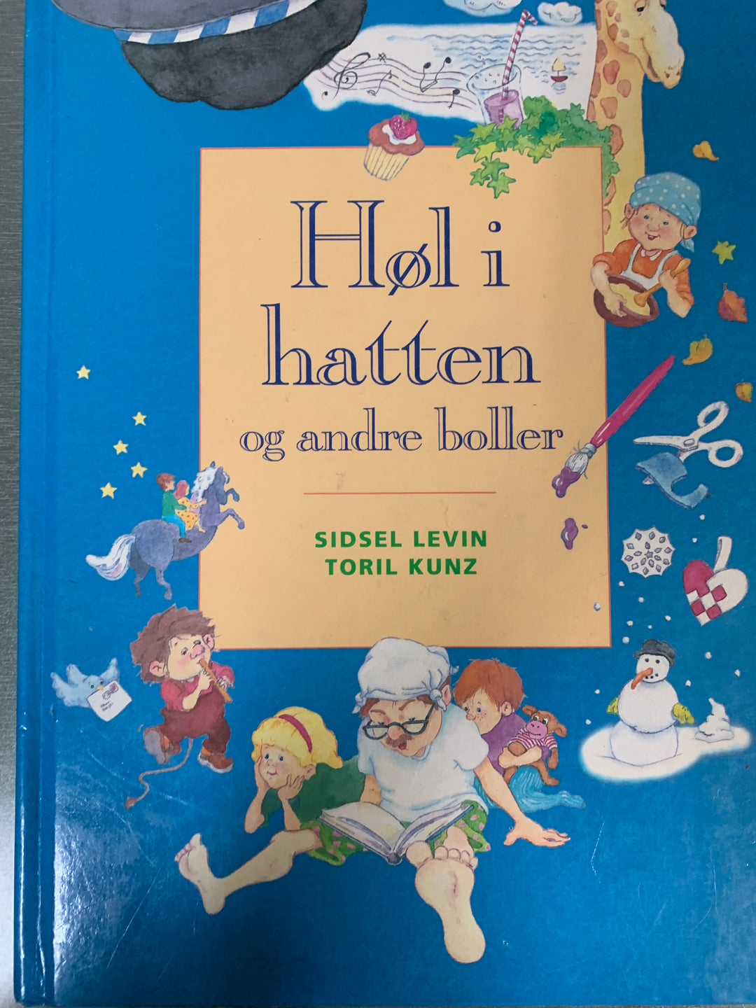 Sidsel Levin / Toril Kunz: Høl i hatten og andre boller. Bok.