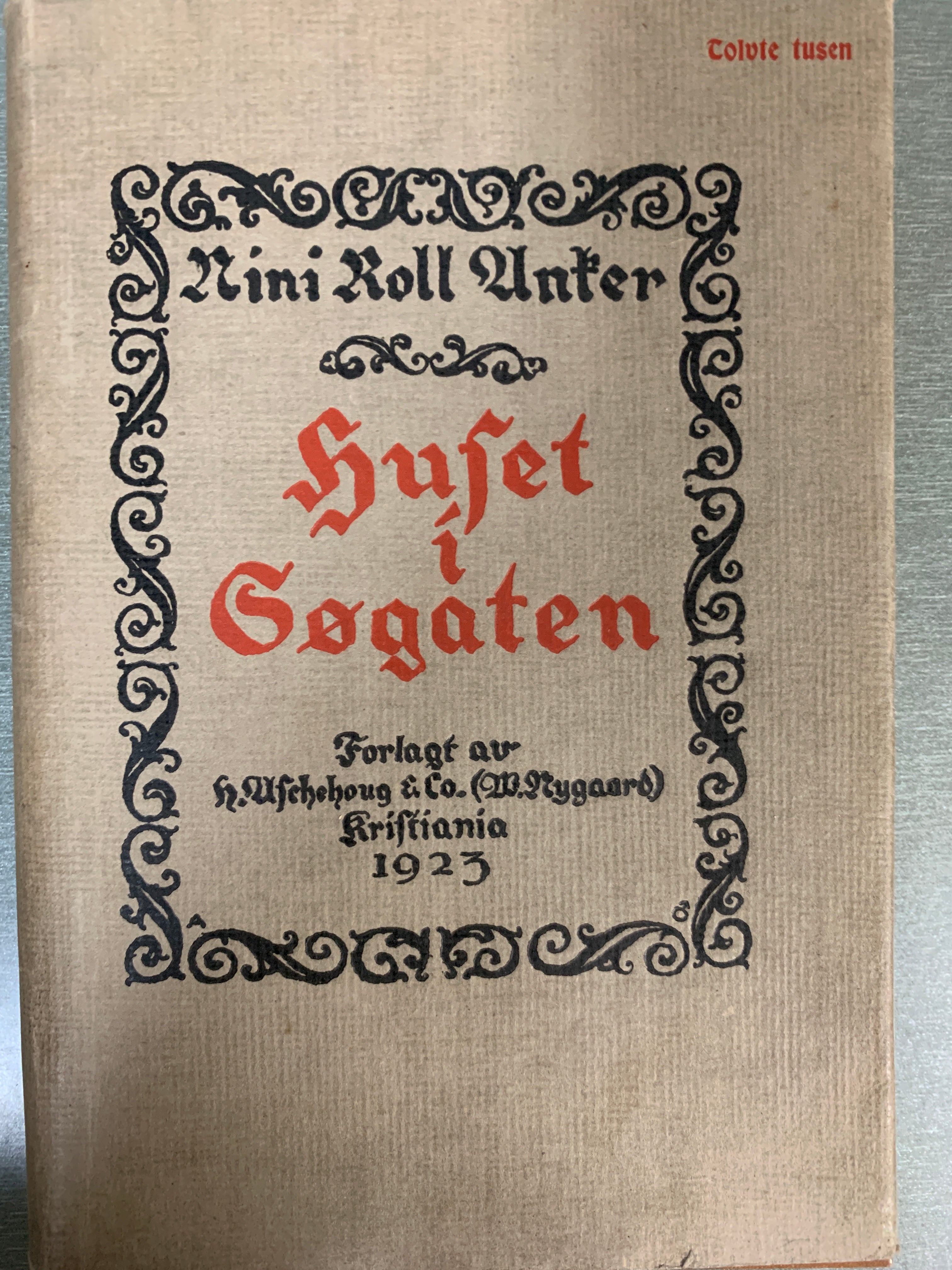 Nini Roll Anker, Huset i Søgaten. Bok.