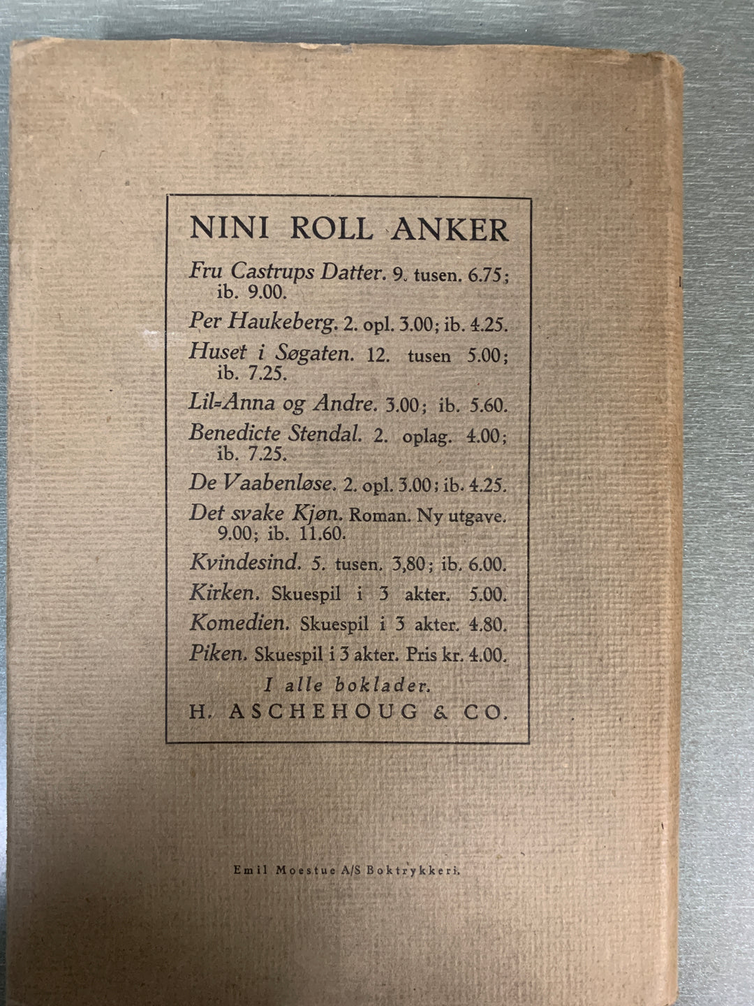 Nini Roll Anker. I Amtmandsgaarden. Bok.