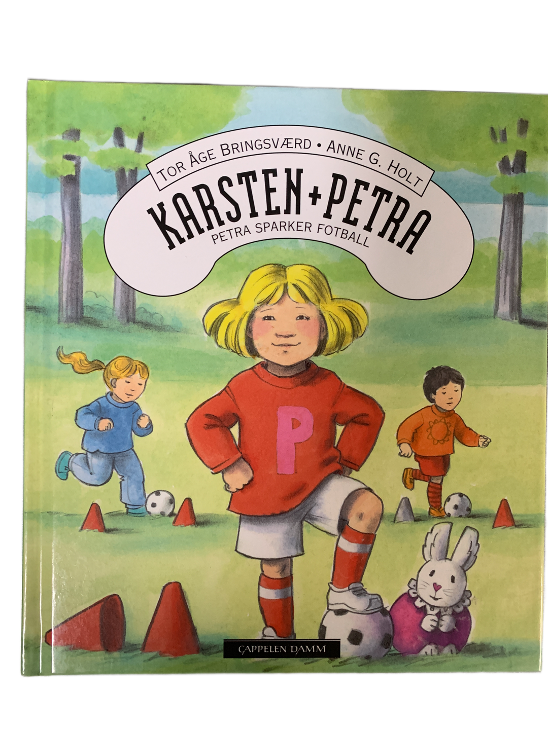 Tor Åge Bringsværd & Anne G. Holt. 2006. Karsten + Petra: Petra sparker fotball. Bok.