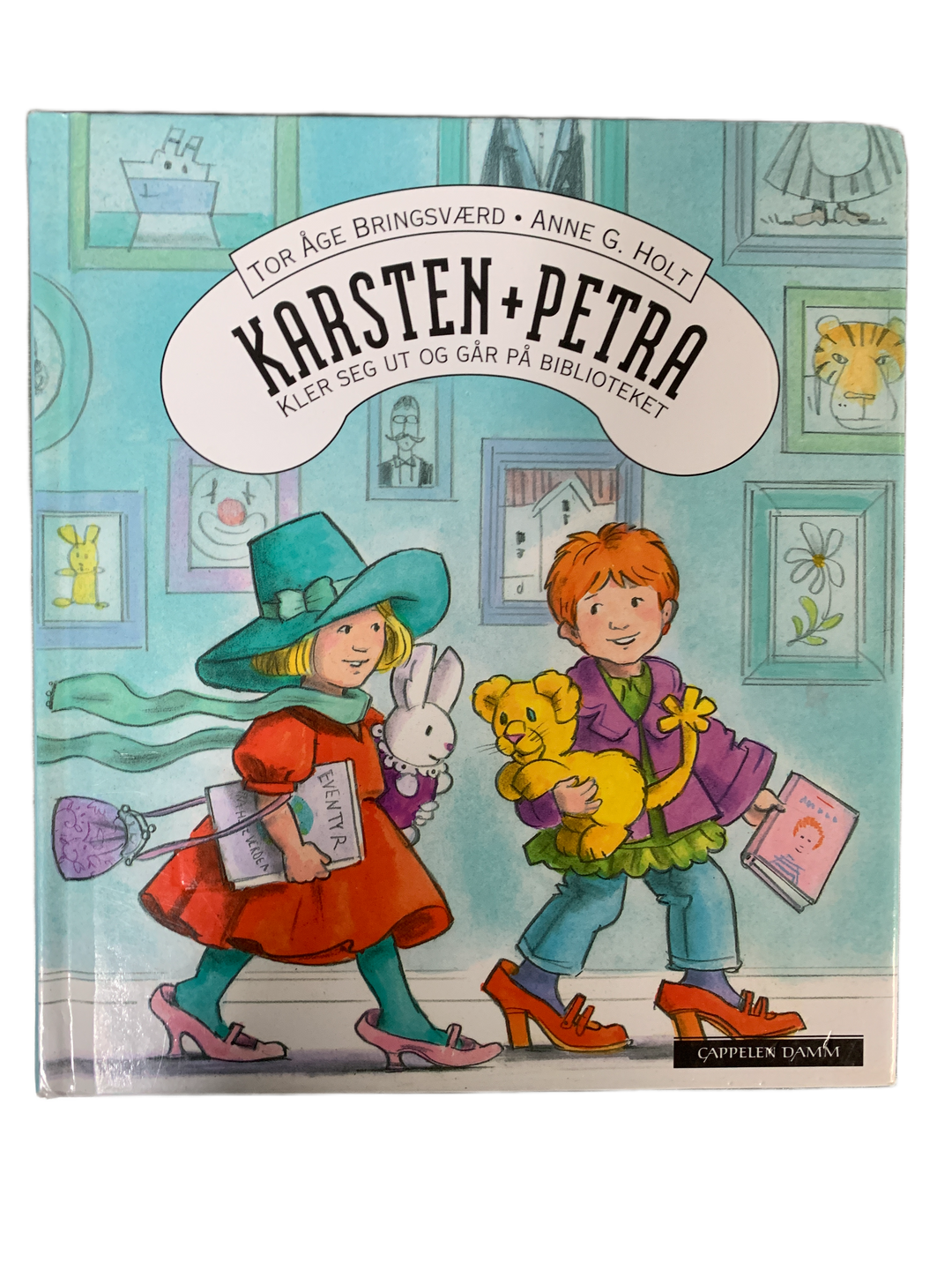 Tor Åge Bringsværd & Anne G. Holt. 1995. Karsten + Petra kler seg ut og går på biblioteket. Bok.