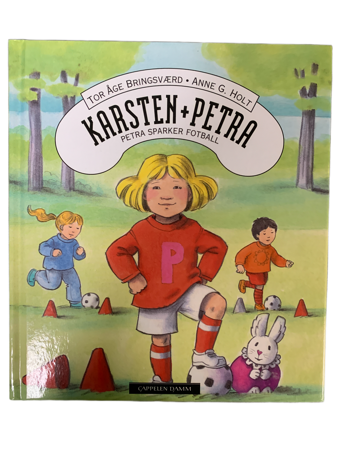 Tor Åge Bringsværd & Anne G. Holt. 2006. Karsten + Petra: Petra sparker fotball. Bok.