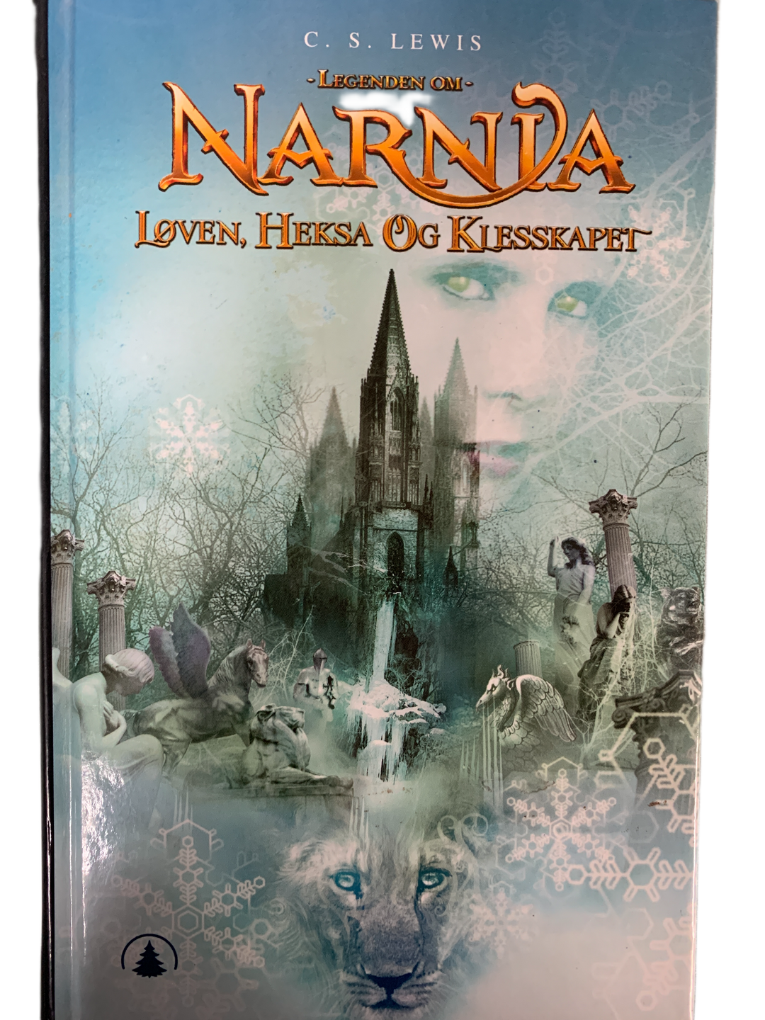 C.S. Lewis. 2005. Legenden om Narnia: Løven, heksa og klesskapet. Bok.