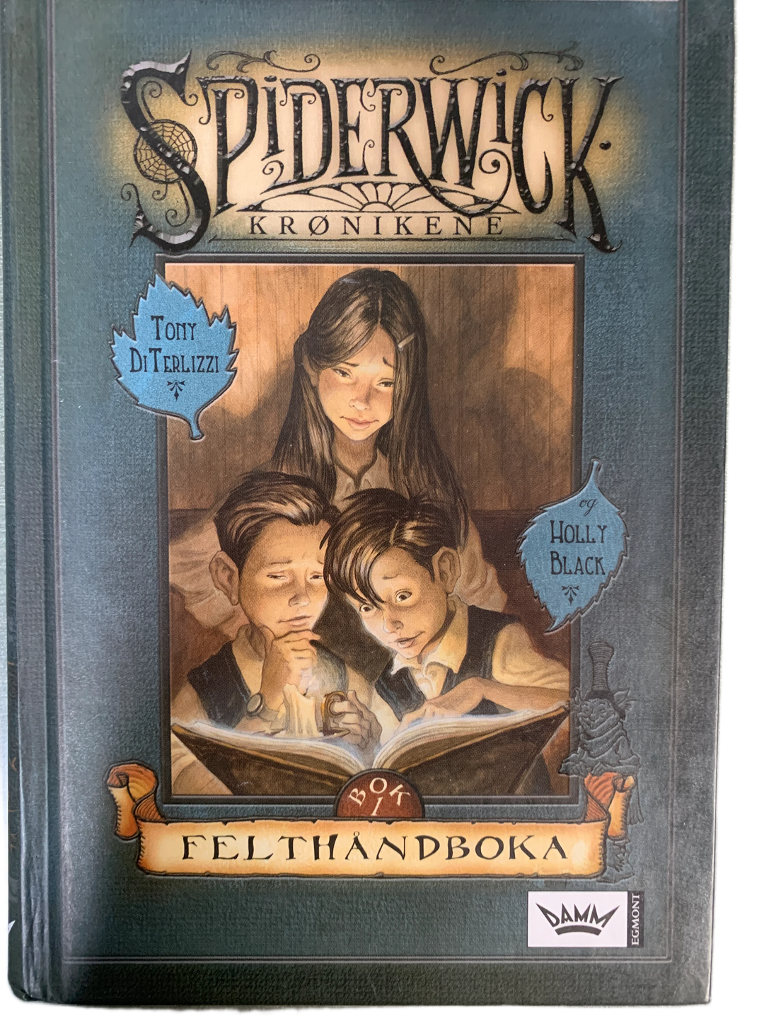 Tony DiTerlizzi og Holly Black, 2004. Spiderwick krønikene: Bok 1: Felthåndboka. Bok.
