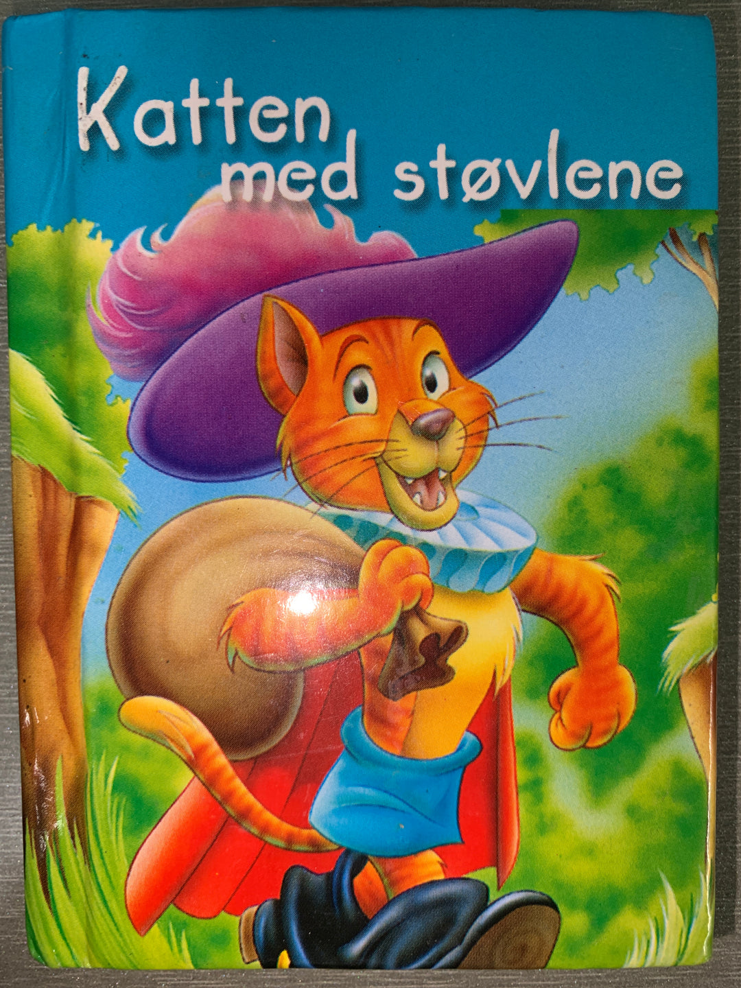 Charles Perrault. 1996. Katten med støvlene. Bok.