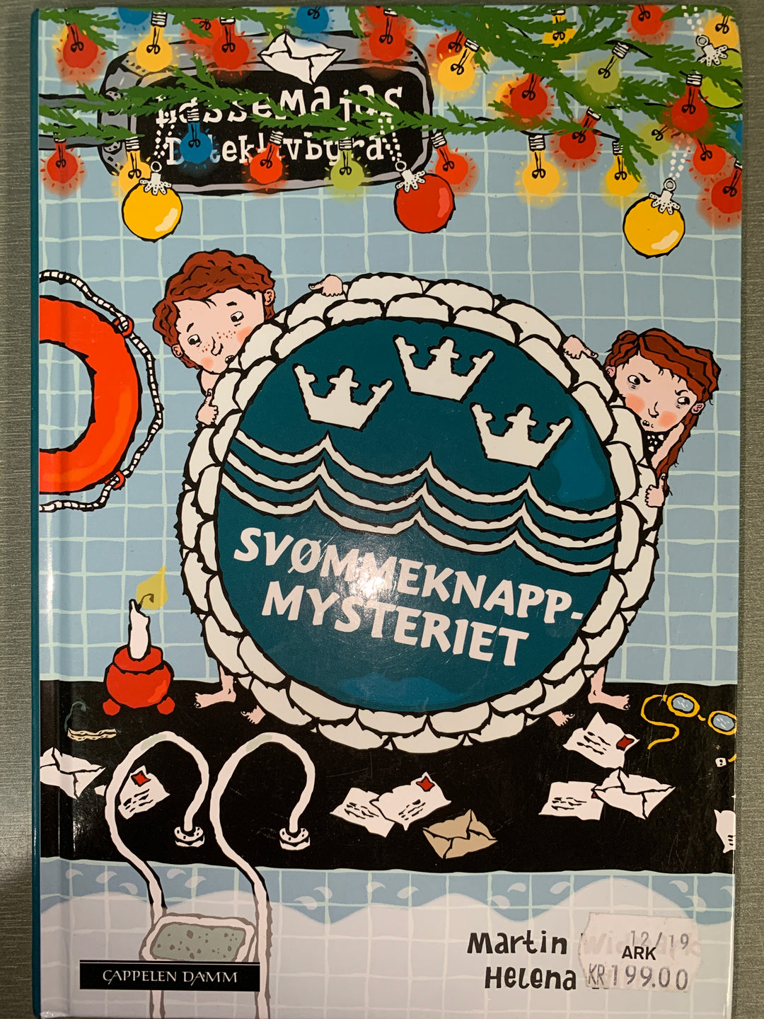 Martin Widmark. 2012. Svømmeknappmysteriet. Bok.