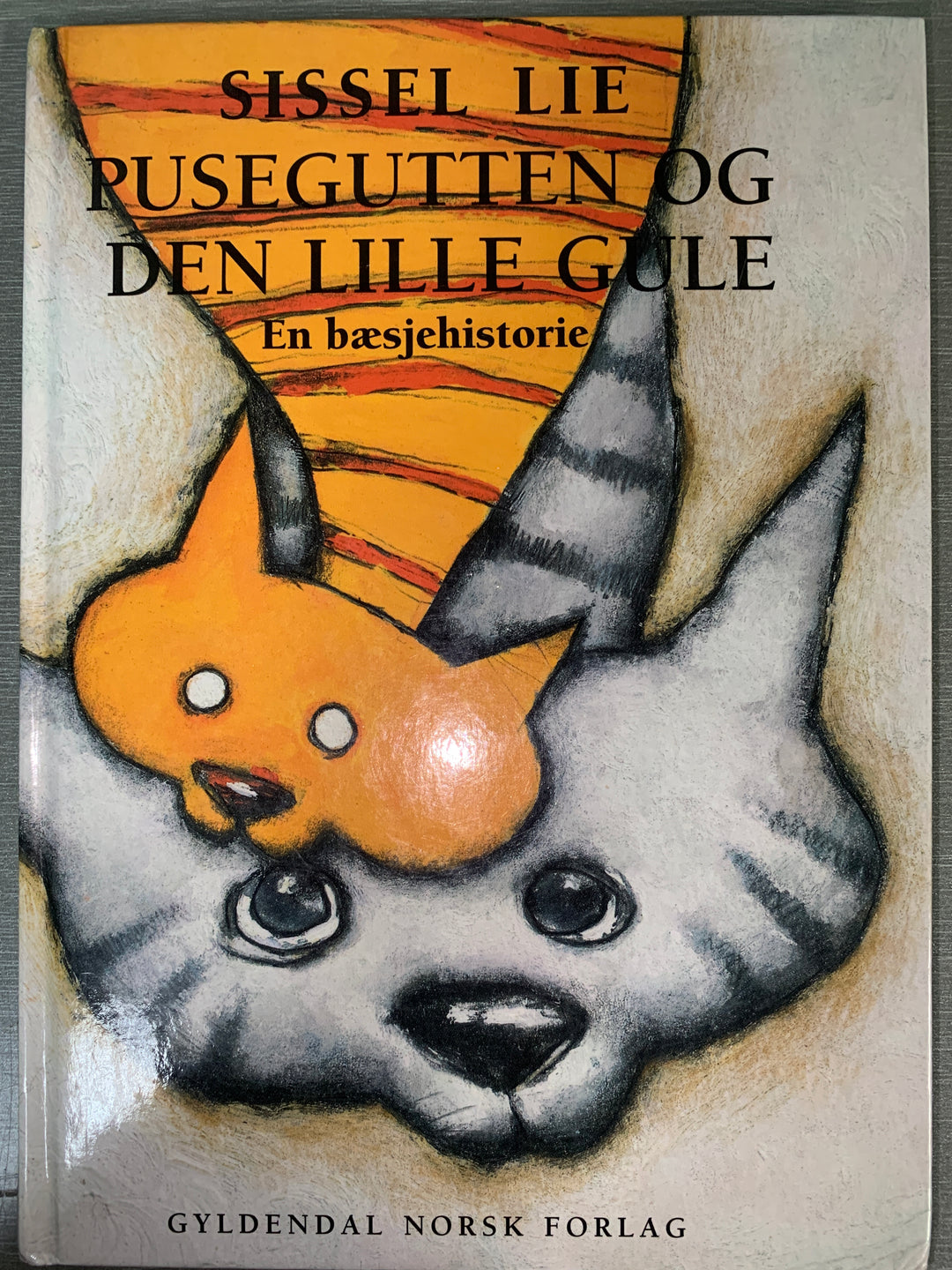 Sissel Lie. 1996. Pusegutten og den lille gule: En bæsjehistorie. Bok.