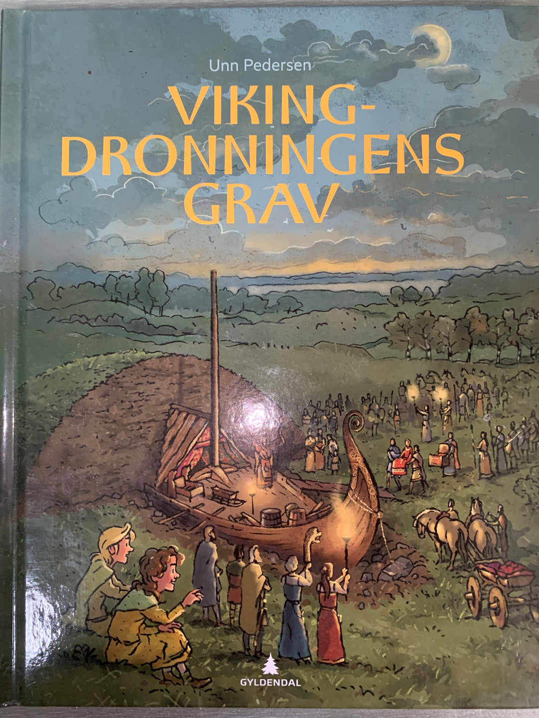 Unn Pedersen. 2019. Vikingdronningens grav. Bok.