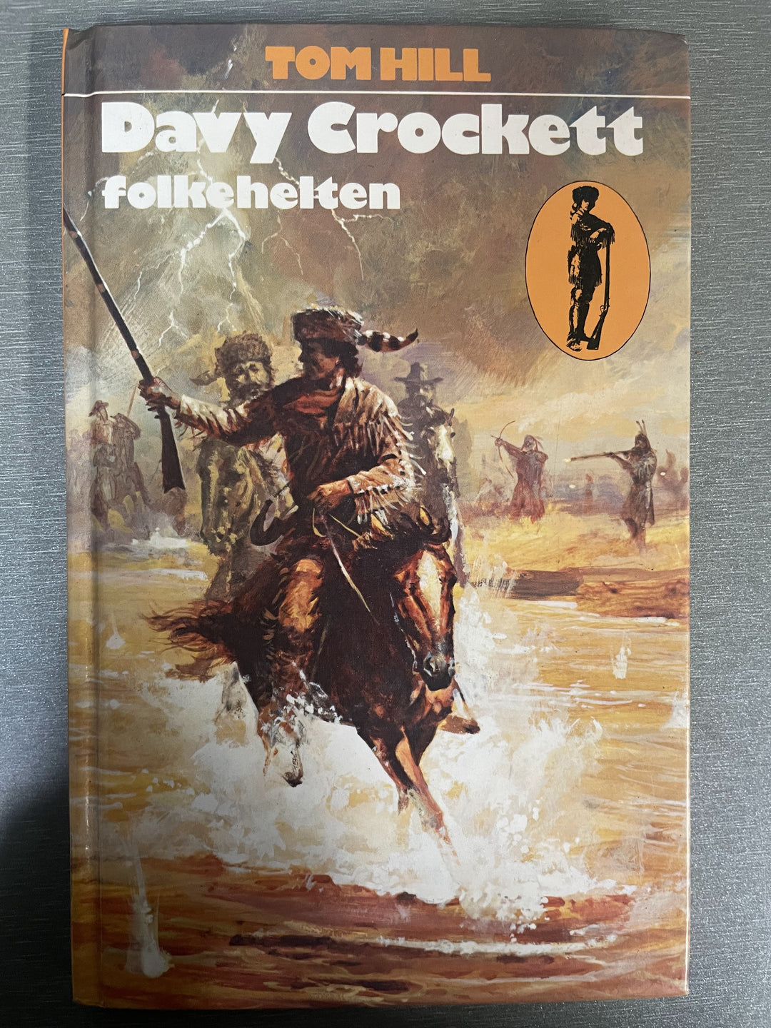 Tom Hill. 1981. Davy Crockett folkehelten. Bok.