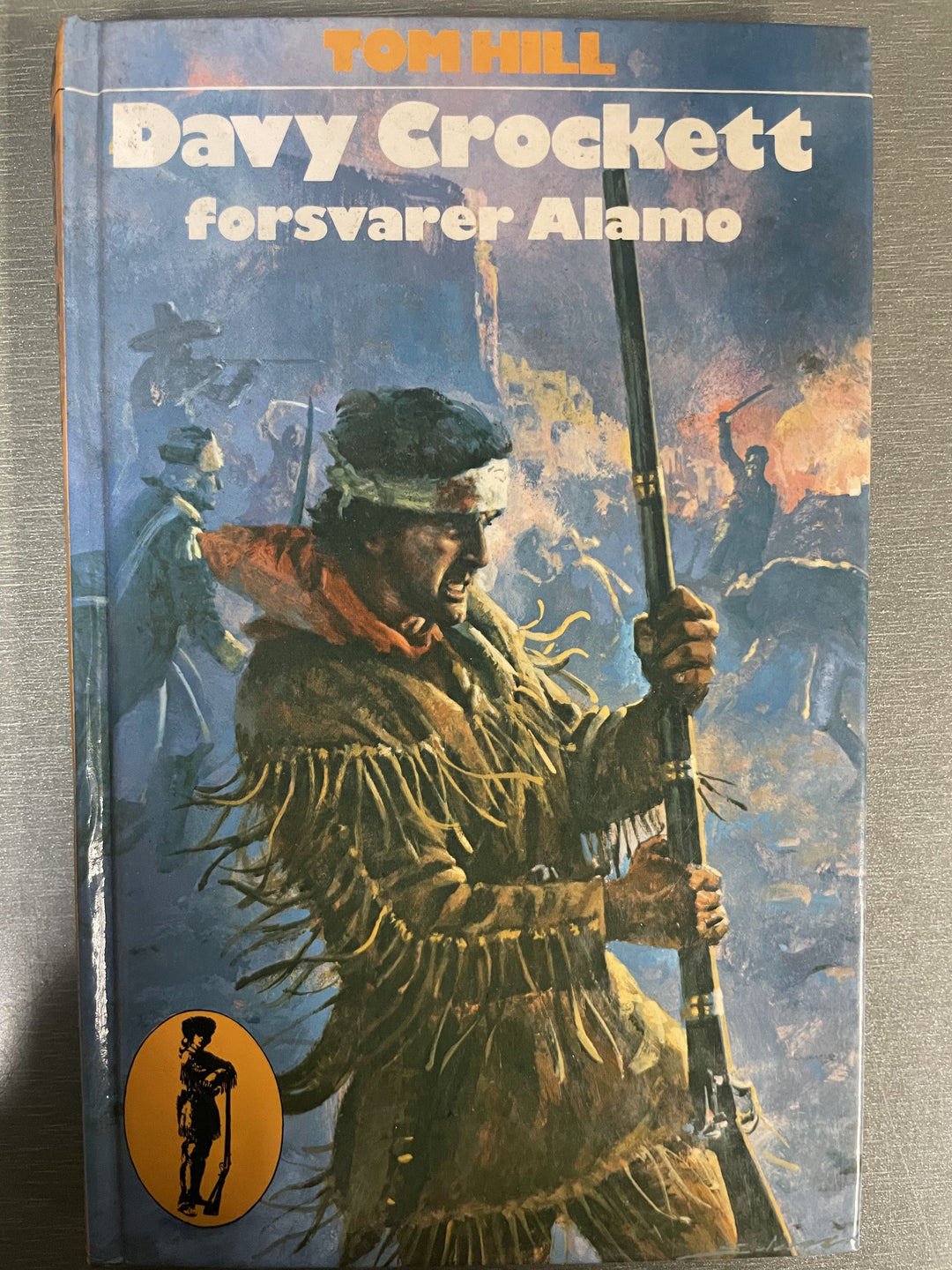 Tom Hill. 1978. Davy Crockett forsvarer Alamo. Bok.