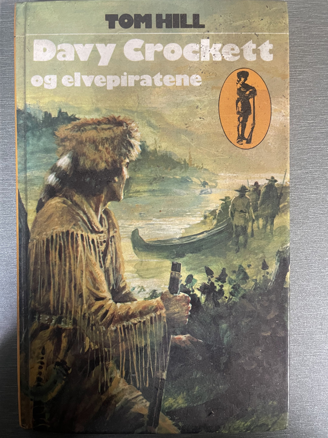 Tom Hill. 1979. Davy Crockett og elvepiratene. Bok.