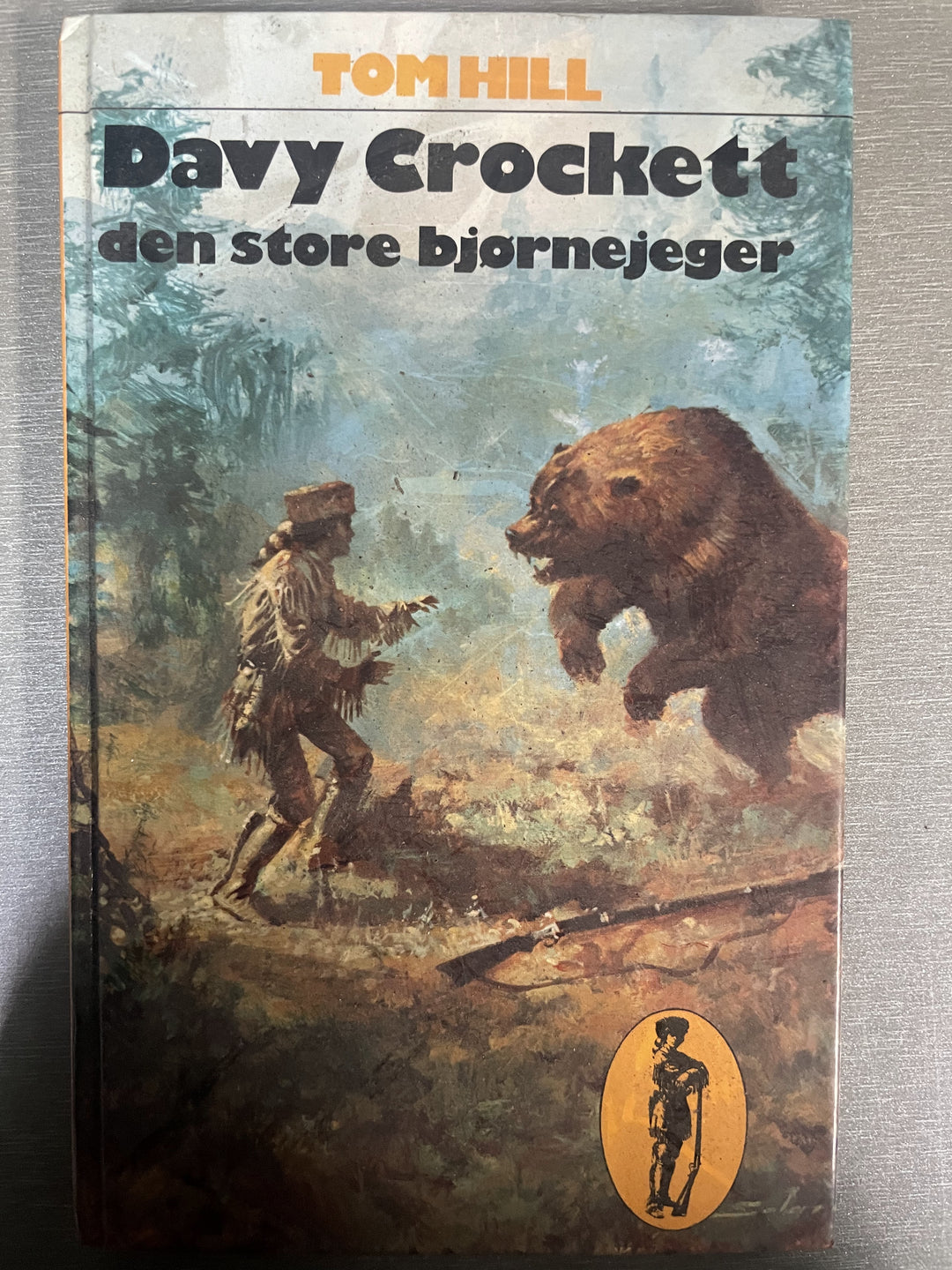 Tom Hill. 1980. Davy Crockett den store bjørnejeger. Bok.