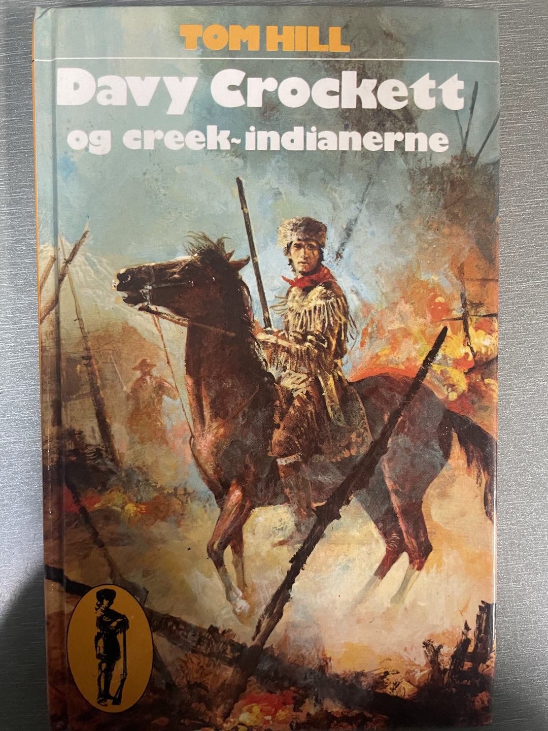 Tom Hill. 1981. Davy Crockett og creek-indianerne. Bok.