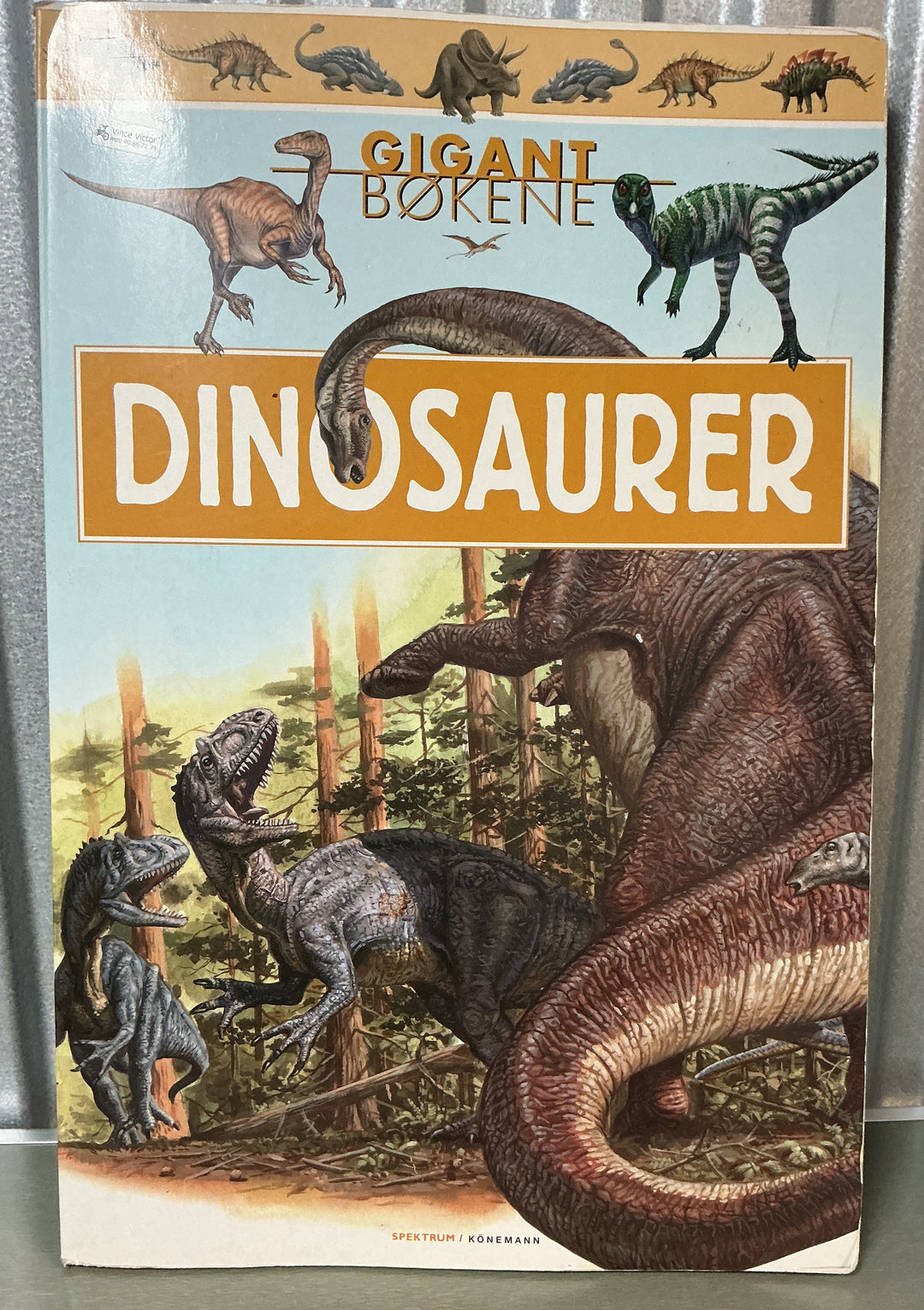 2005. Gigantbøkene: Dinosaurer. Bok.