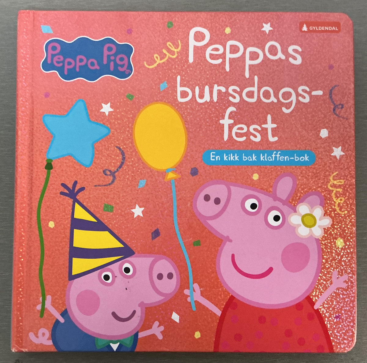 2024. Peppas bursdagsfest – En kikk bak klaffen-bok. Bok.