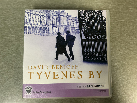 David Benioff. Tyvenes by. 2008. Lydbok på CD.
