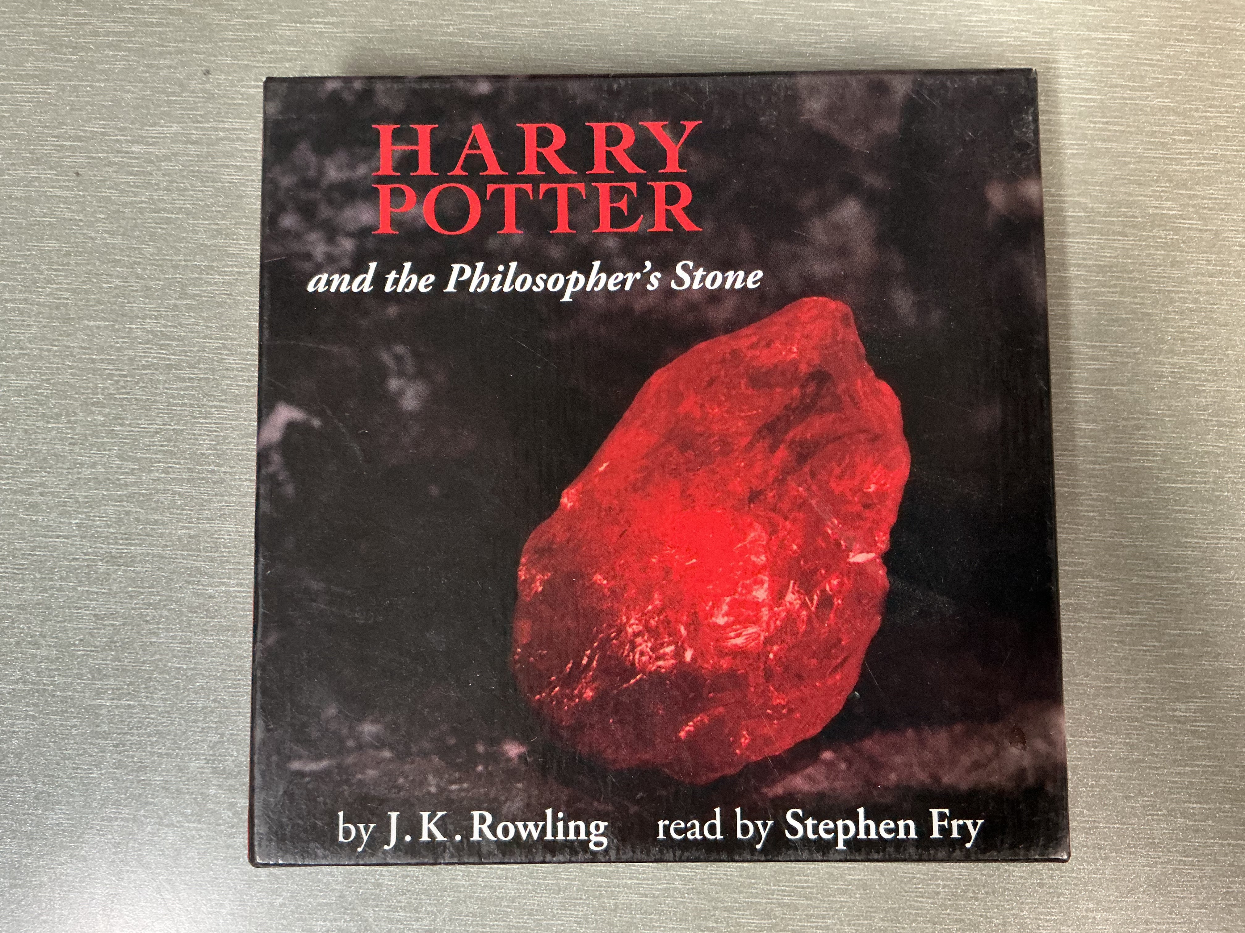 J.K. Rowling. Harry Potter and the Philosopher’s Stone. 1997. Lydbok på CD.