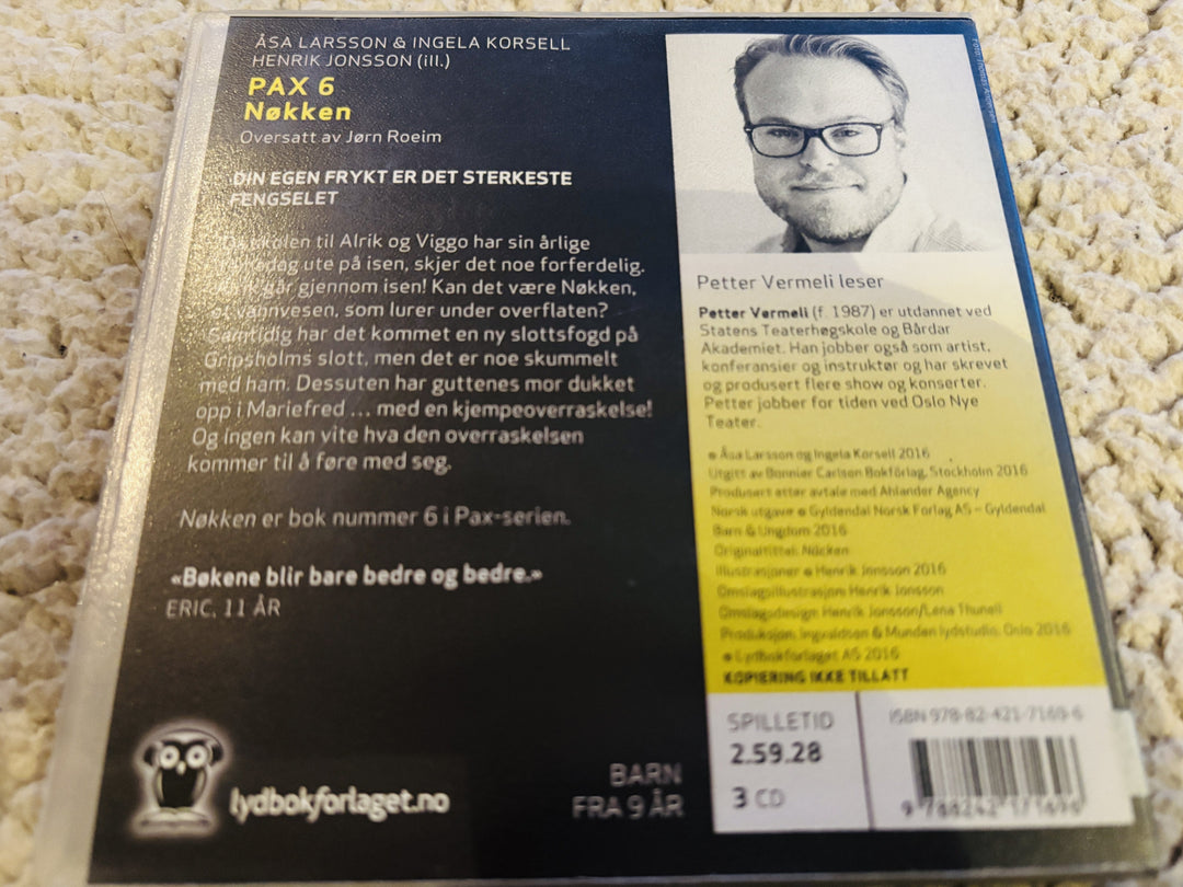 Åsa Larsson & Ingela Korsell. 2015. PAX 6: Nøkken. Lydbok på CD (fra bibliotek, pene disker).