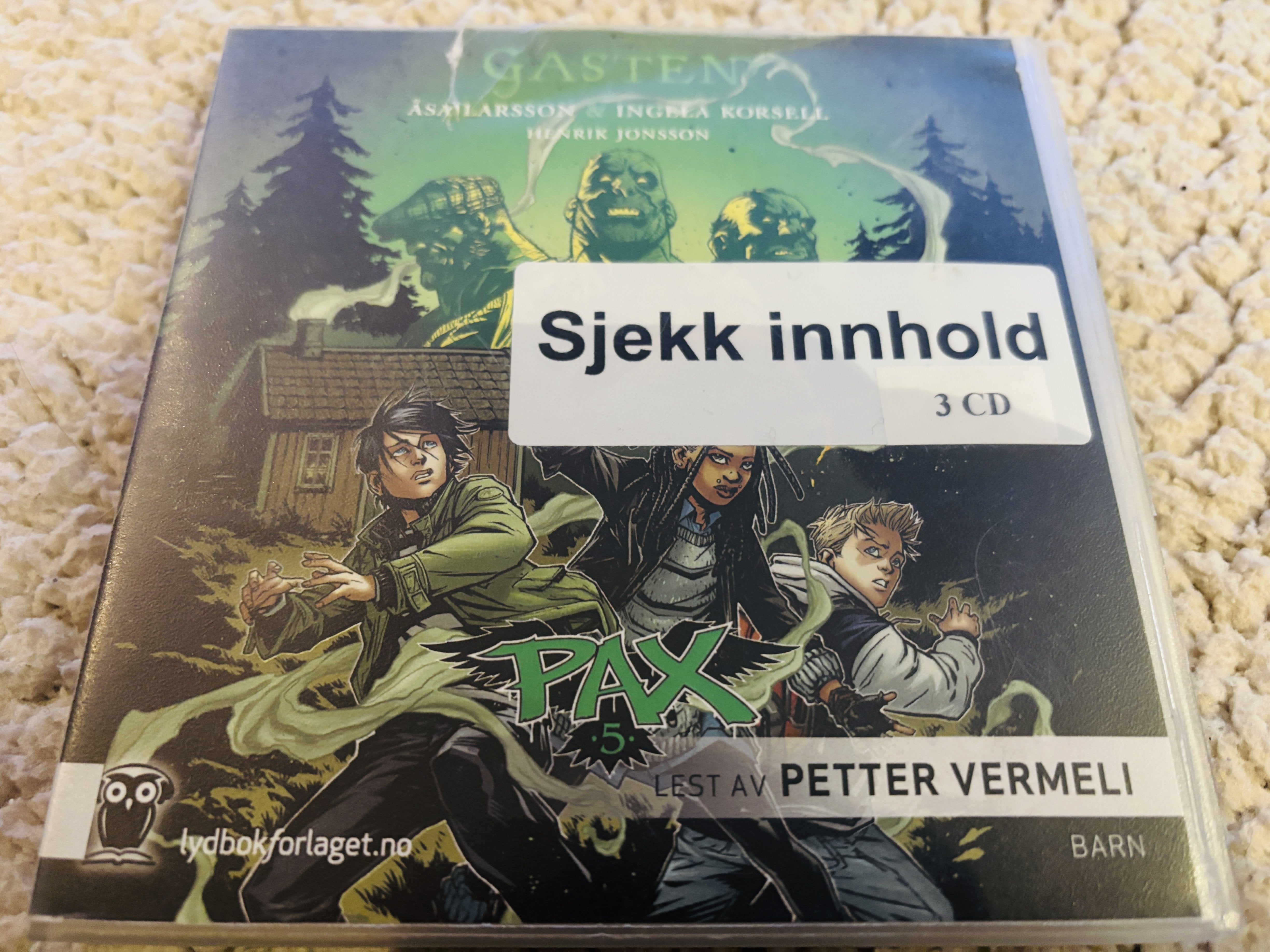 Åsa Larsson & Ingela Korsell. 2015. PAX 5: Gasten. Lydbok på CD (fra bibliotek, pene disker).