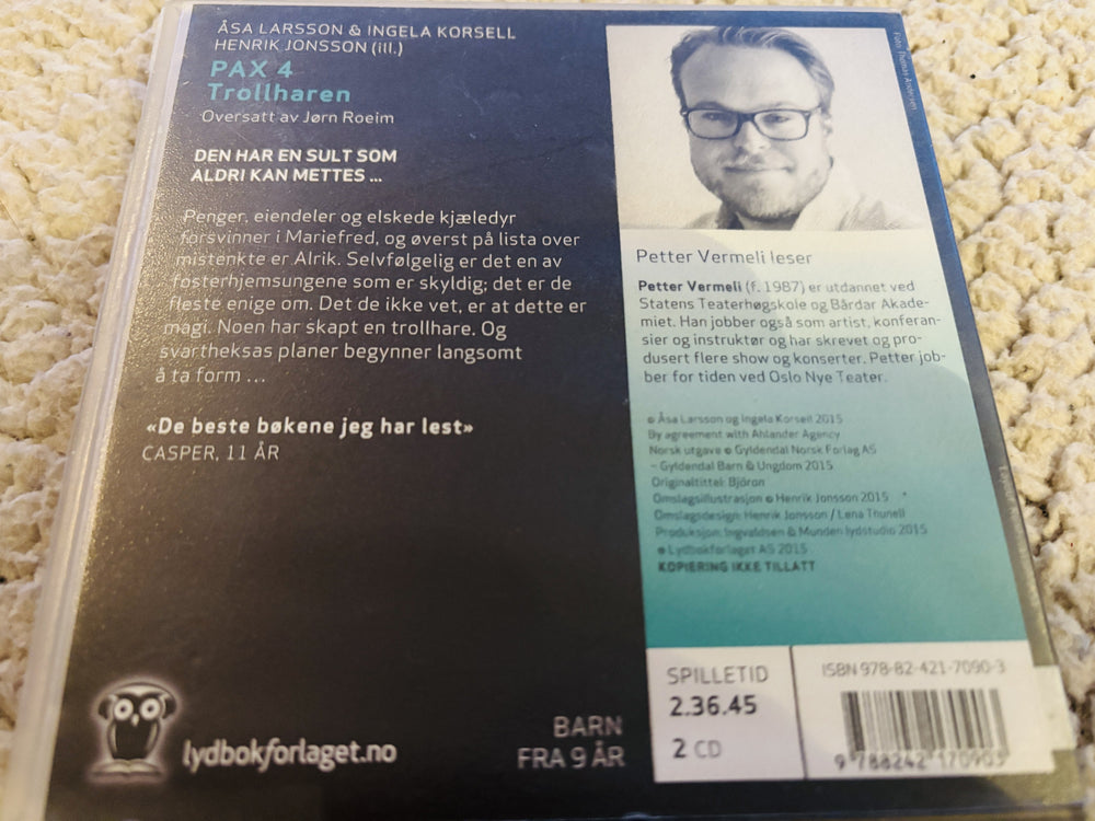 Åsa Larsson & Ingela Korsell. 2015. PAX 4: Trollharen. Lydbok på CD (fra bibliotek, pene disker).