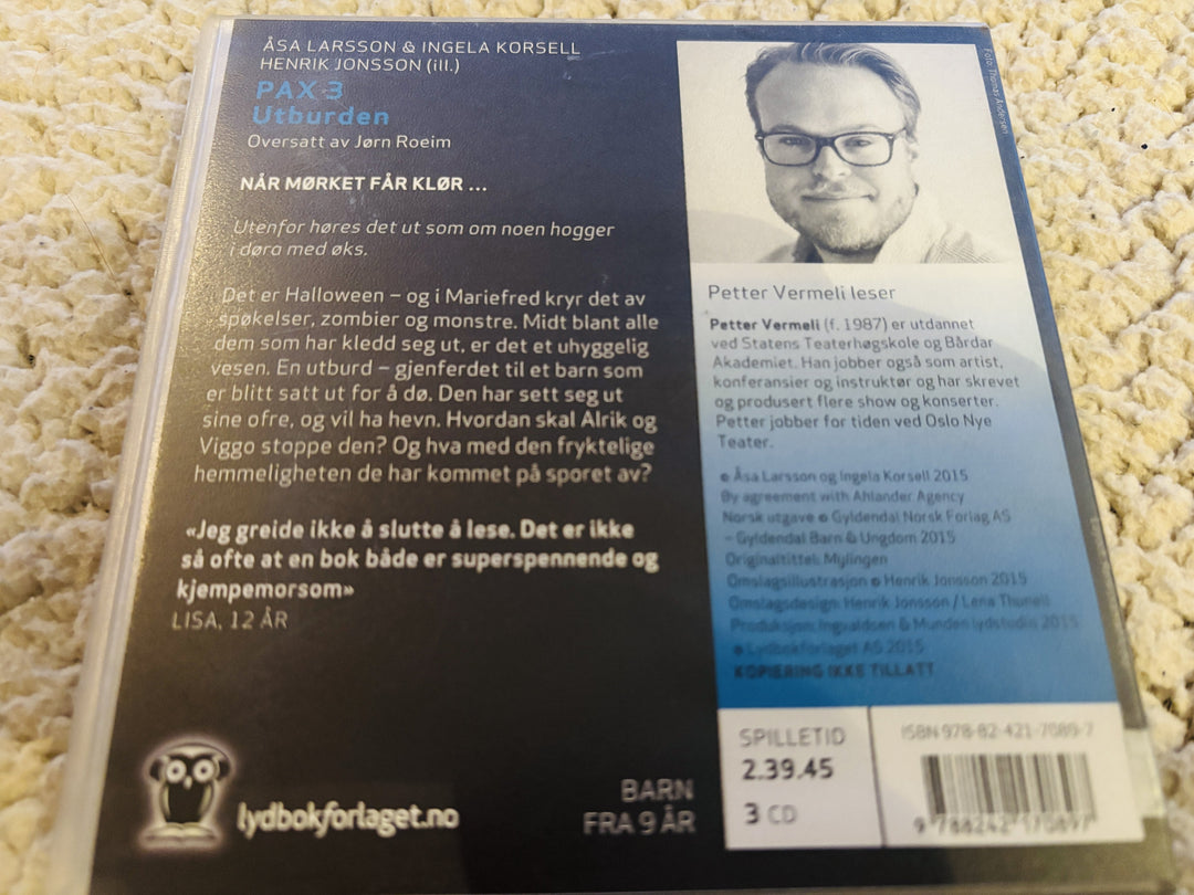Åsa Larsson & Ingela Korsell. 2015. PAX 3: Vitormen. Lydbok på CD (fra bibliotek, pene disker).