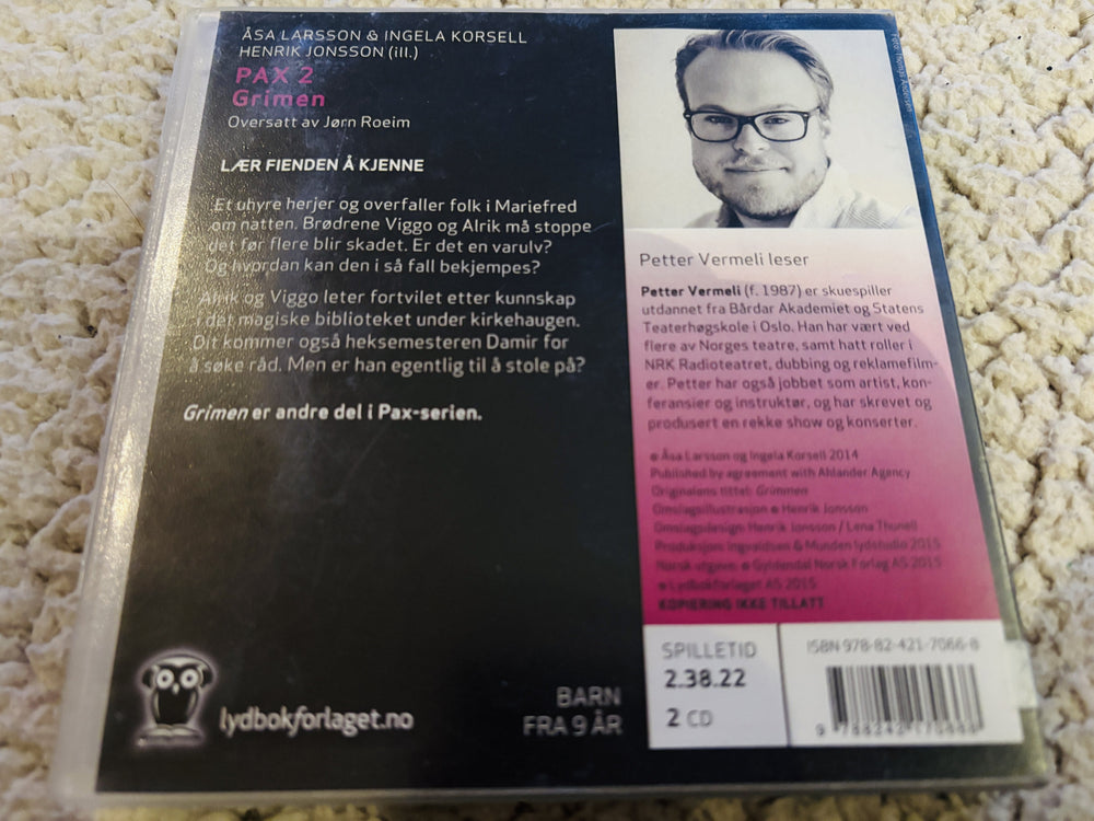 Åsa Larsson & Ingela Korsell. 2014. PAX 2: Grimen. Lydbok på CD (fra bibliotek, pene disker).