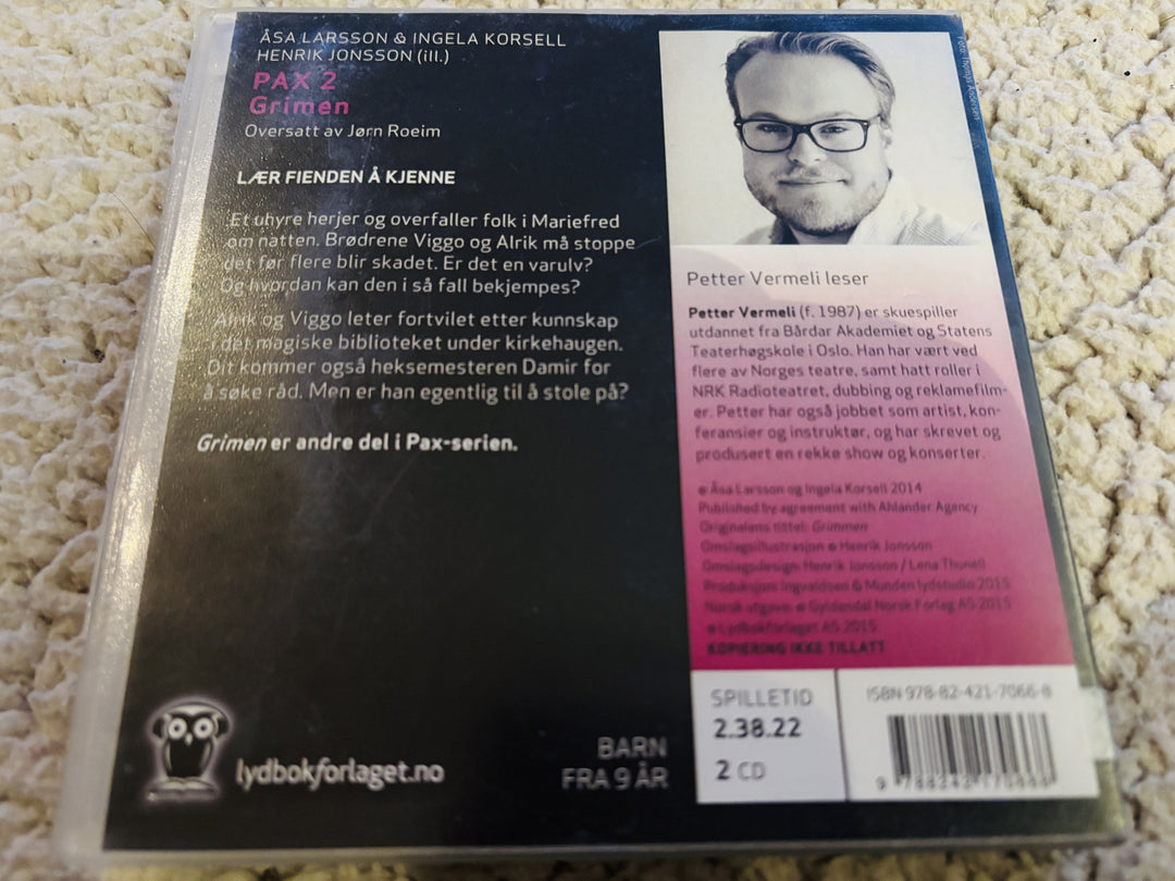 Åsa Larsson & Ingela Korsell. 2014. PAX 2: Grimen. Lydbok på CD (fra bibliotek, pene disker).