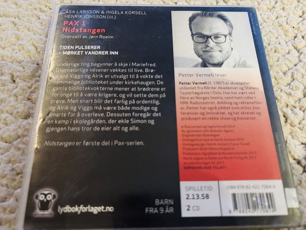 Åsa Larsson & Ingela Korsell. 2014. PAX 1: Nidstangen. Lydbok på CD (fra bibliotek, pene disker).