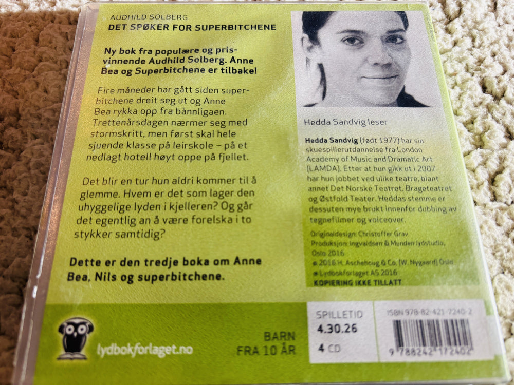 A. Audhild Solberg, 2015, Det spøker for superbitchene. Lydbok på CD (fra bibliotek, pene disker).