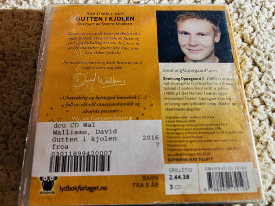 David Walliams. 2011. Gutten i kjolen. Lydbok på CD (fra bibliotek, pene disker).