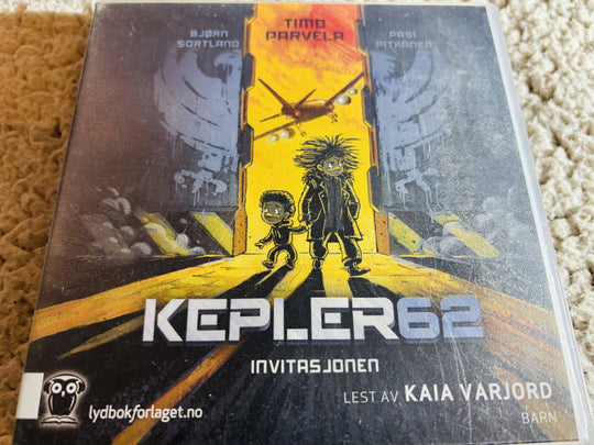 Bjørn Sortland & Timo Parvela. 2013. Kepler62: Invitasjonen. Lydbok på CD (fra bibliotek, pene disker).