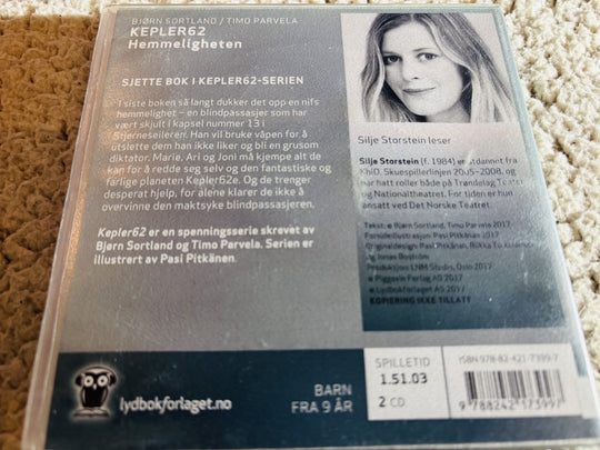 Bjørn Sortland & Timo Parvela. 2014. Kepler62: Hemmeligheten. Lydbok på CD (fra bibliotek, pene disker).