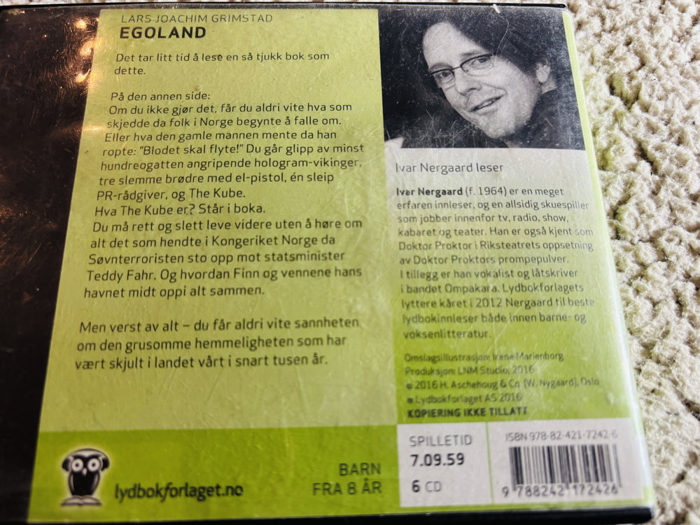 Lars Joachim Grimstad. 2013. Statsminister Fahr & sønn: Egoland. Lydbok på CD (fra bibliotek, pene disker).