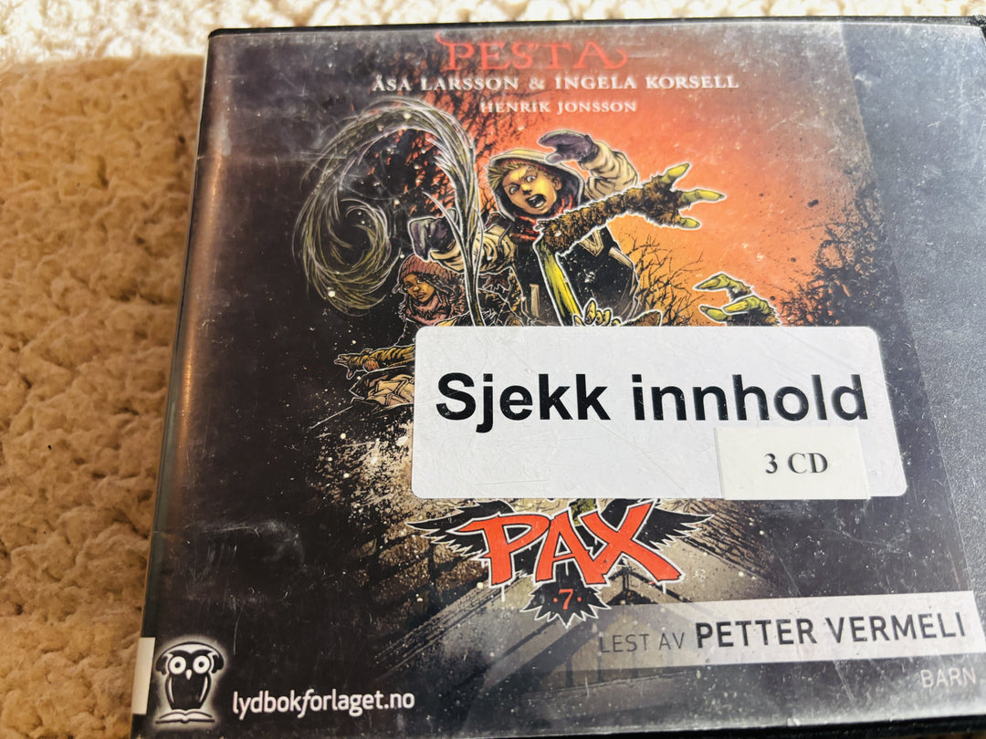 Åsa Larsson & Ingela Korsell. 2016. PAX 7: Pest. Lydbok på CD (fra bibliotek, pene disker).