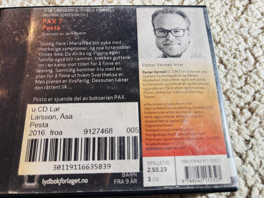 Åsa Larsson & Ingela Korsell. 2016. PAX 7: Pest. Lydbok på CD (fra bibliotek, pene disker).