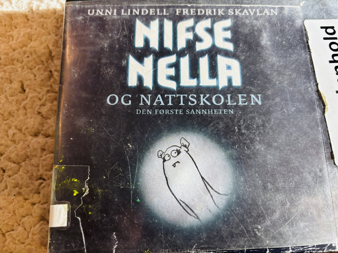 Unni Lindell & Fredrik Skavlan. 2011. Nifse Nella og nattskolen – Den første sannheten. Lydbok på CD (fra bibliotek, pene disker).