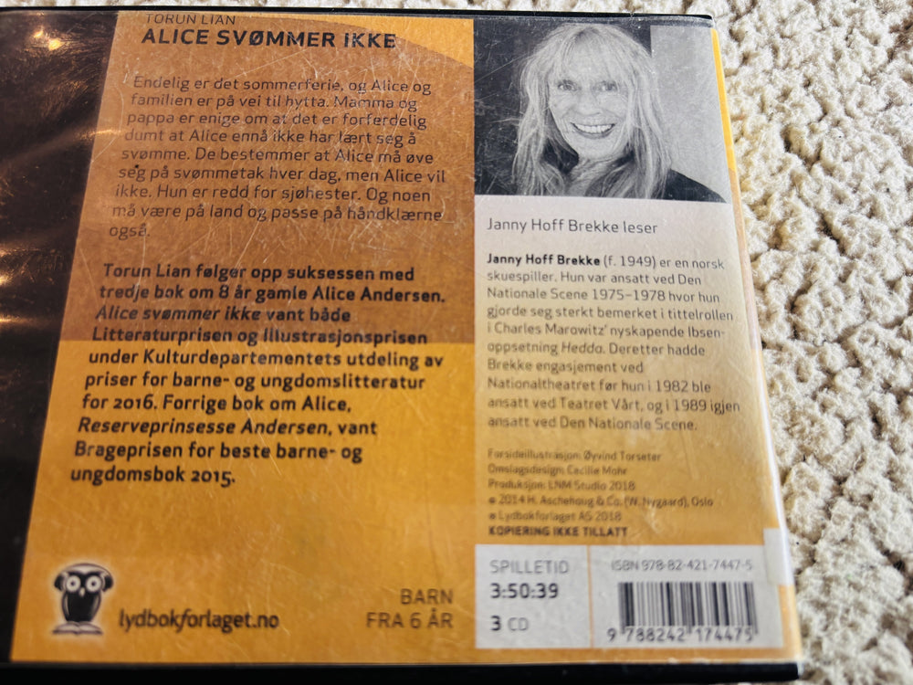 Torun Lian. 2015. Alice svømmer ikke. Lydbok på CD (fra bibliotek, pene disker).