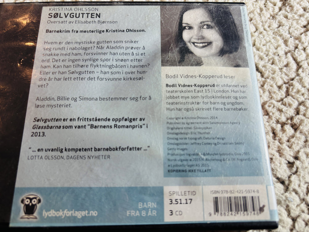 Kristina Ohlsson. 2014. Sølvgutten. Lydbok på CD (fra bibliotek, pene disker).