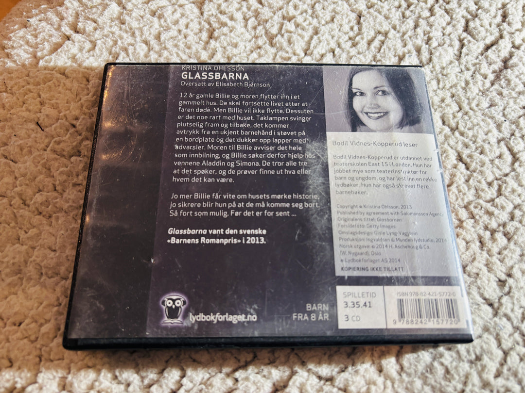 Kristina Ohlsson. 2013. Glassbarna. Lydbok på CD (fra bibliotek, pene disker).