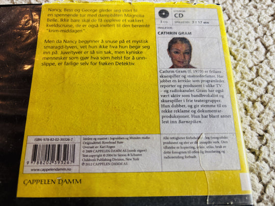 Carolyn Keene. 2008. Frøken Detektiv: Stjålne smaragder. Lydbok på CD (fra bibliotek, pene disker).