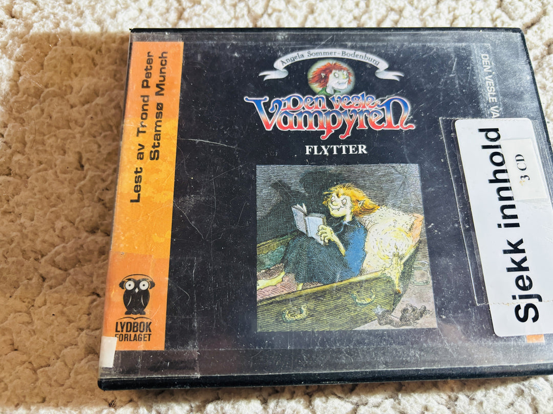 Angela Sommer-Bodenburg, 2011, Den vesle vampyren flytter. Lydbok på CD (fra bibliotek, pene disker).