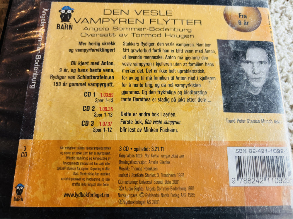Angela Sommer-Bodenburg, 2011, Den vesle vampyren flytter. Lydbok på CD (fra bibliotek, pene disker).