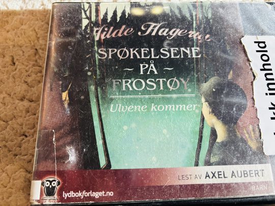 Hilde Hagerup, 2013, Spøkelsene på Frostøy: Ulvene kommer. Lydbok på CD (fra bibliotek, pene disker).