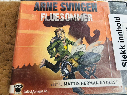 Arne Svingen, 2006, Fluesommer. Lydbok på CD (fra bibliotek, pene disker).