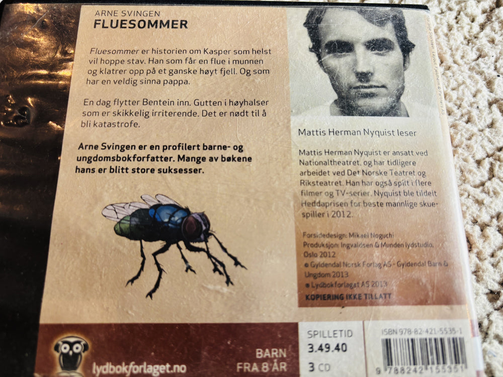 Arne Svingen, 2006, Fluesommer. Lydbok på CD (fra bibliotek, pene disker).