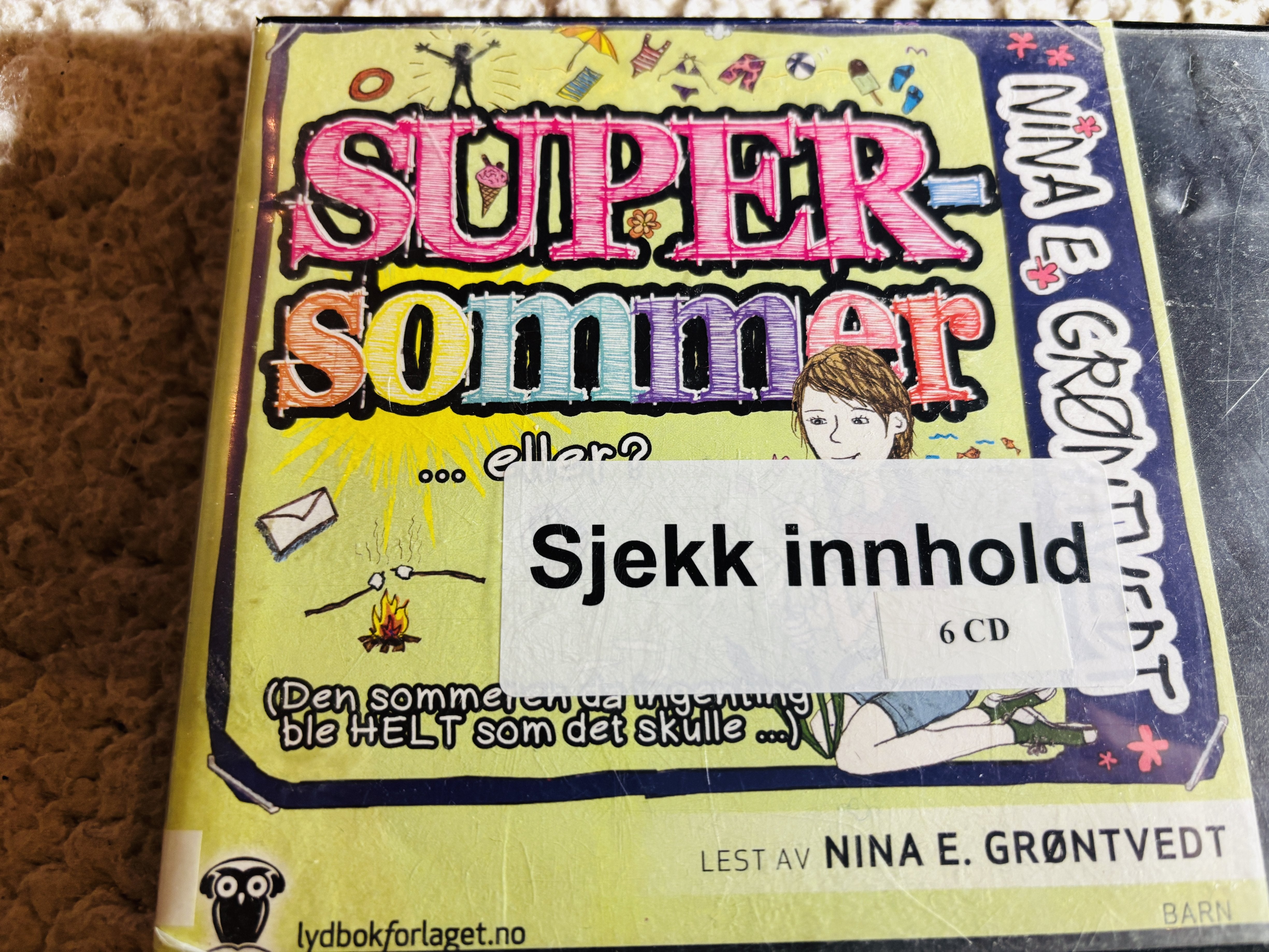 Nina E. Grøntvedt, 2014, Super-sommer... eller? Lydbok på CD (fra bibliotek, pene disker).